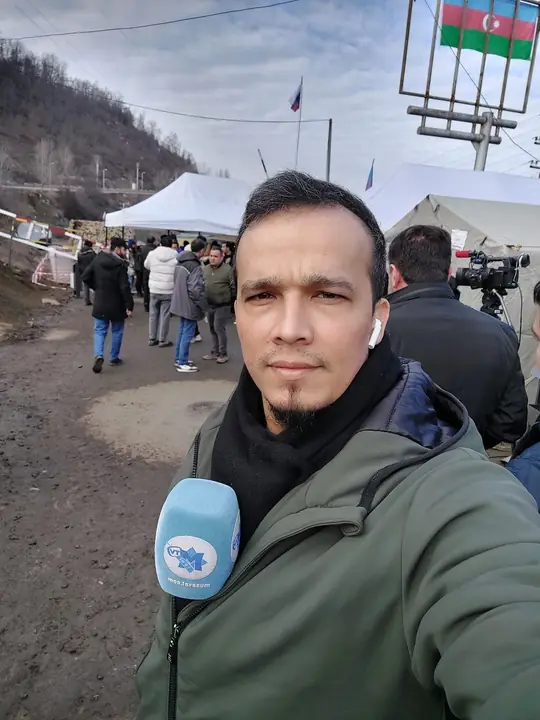 Laçın yolunda, bayraqların altında