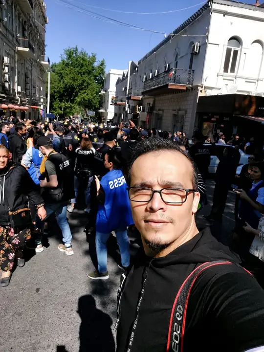 Aksiyada, izdihamın içində
