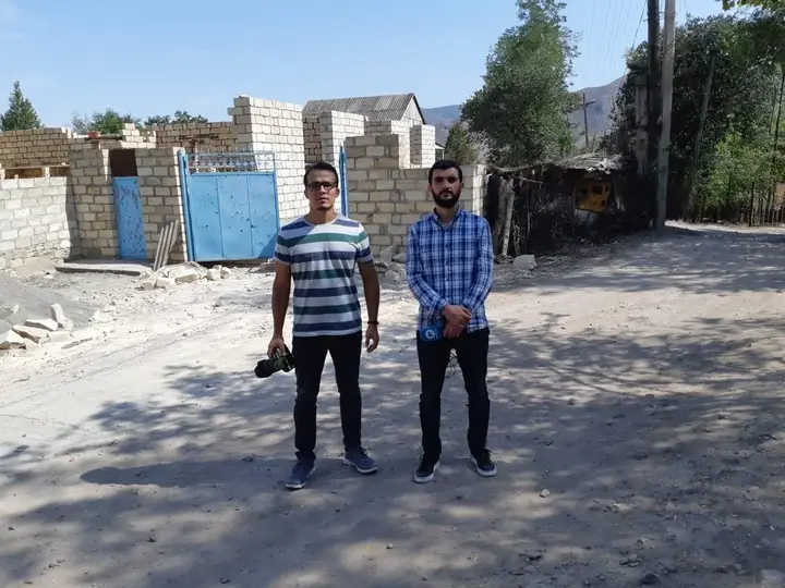 Zərbə dəymiş evin qarşısında