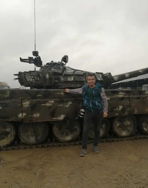 Döyüş bölgəsində tankın yanında