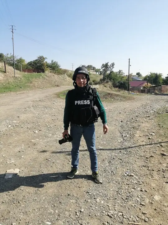 Kənd yolunda, kamera ilə